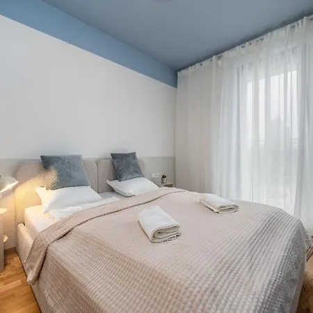 Skyline View Apartment, Metropolis, Parking & Balcony Apartment Bratislava