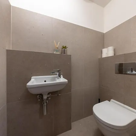 Skyline View Apartment, Metropolis, Parking & Balcony Διαμέρισμα Μπρατισλάβα